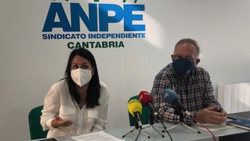 La presidenta de ANPE Cantabria, Rus Trueba, y el secretario de Acción Sindical de la organización, Antonio Santos