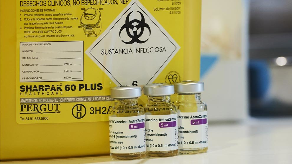Varios viales con la vacuna de AstraZeneca, en un dispositivo de vacunación masiva frente al Covid-19, en el Palacio de Exposiciones y Congresos de Santander