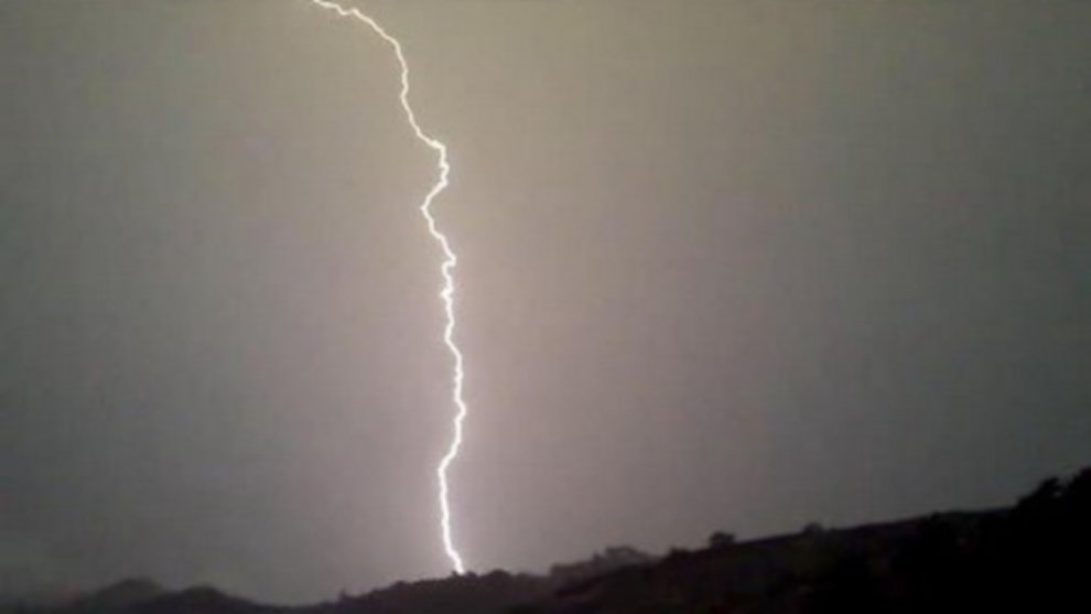 Un rayo durante las tormentas eléctricas