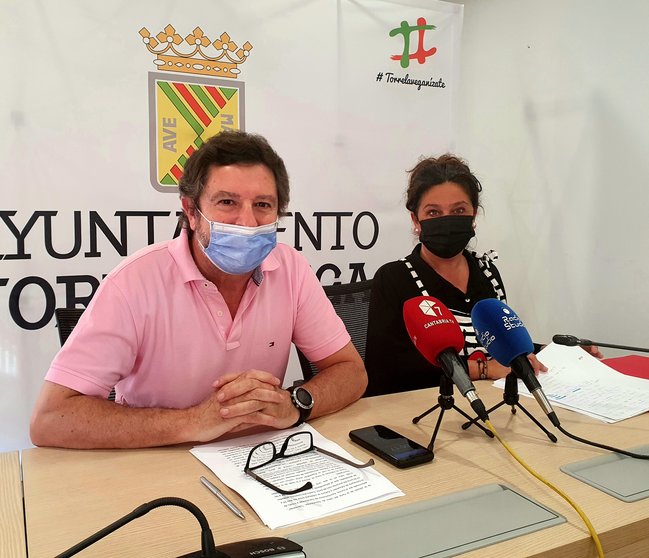 La concejala de Cultura, Esther Vélez, y el coordinador Carlos Alcorta presentan en rueda de prensa la IV Feria del Libro de Torrelavega