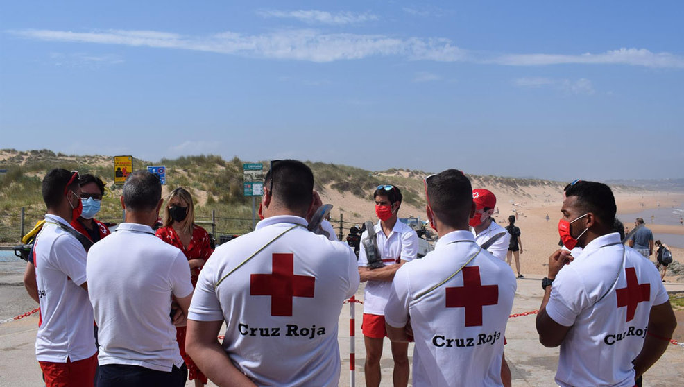 Socorristas de la Cruz Roja en la playa de Valdearenas