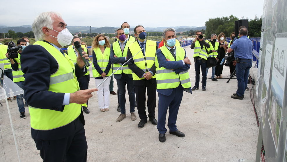 El presidente de Cantabria, Miguel Ángel Revilla, y el ministro de Transportes, Movilidad y Agenda Urbana, José Luis Ábalos, visitan las obras de la variante entre Sierrapando y Barreda