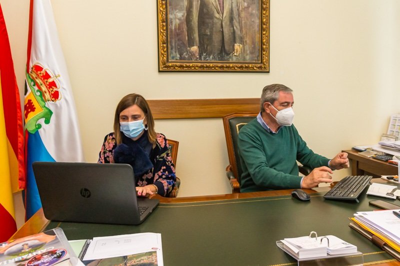 La consejera de Presidencia, Interior, Justicia y Acción Exterior, Paula Fernández, y el alcalde de Suances, Andrés Ruiz Moya