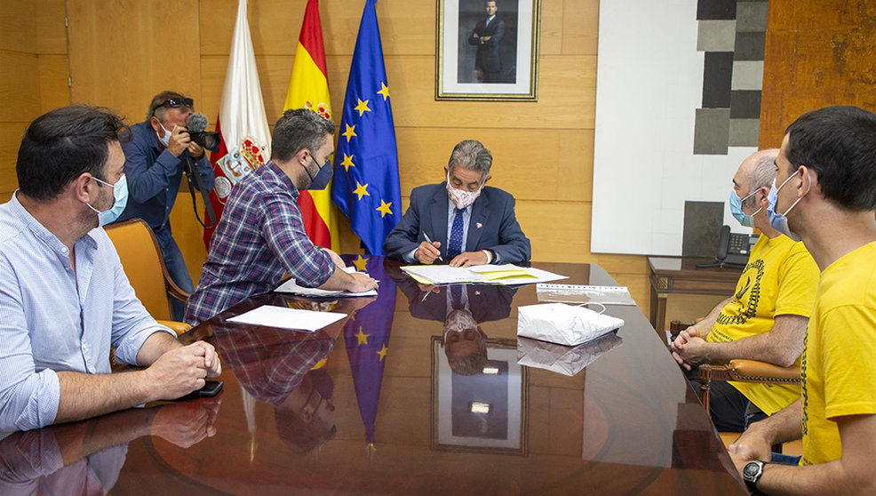 El presidente de Cantabria, Miguel Ángel Revilla, recibe a la Plataforma en Defensa del Tren Santander-Bilbao