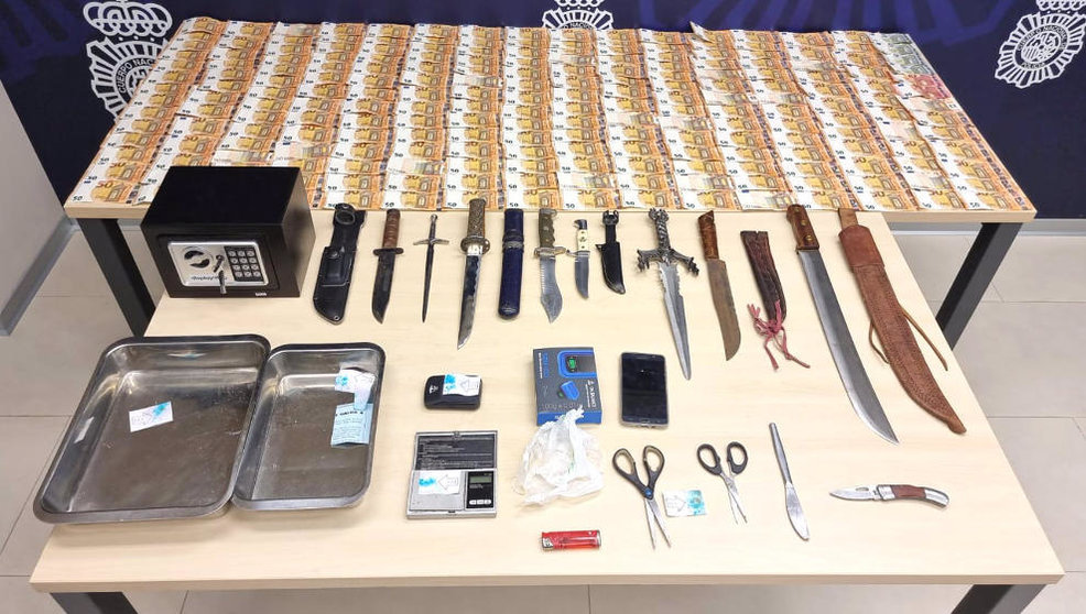 Armas y material intervenido en el domicilio del detenido por tráfico de cocaína en Cazoña