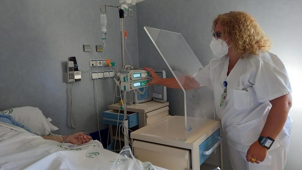 Una enfermera prepara la administración de la dosis