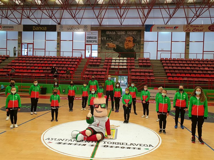 Torrelavega presenta el nuevo chándal y la mascota de las Escuelas Deportivas Municipales