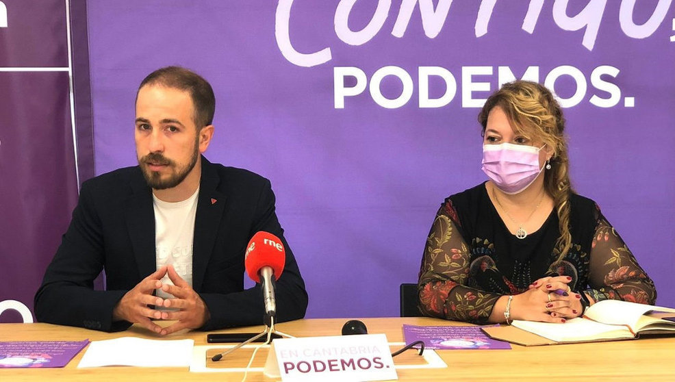 El coordinador de Podemos Cantabria, Luis del Piñal, y la secretaria de Organización, Mercedes González