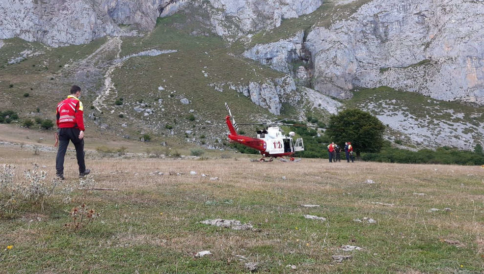 El helicóptero del Gobierno rescata senderistas en Picos de Europa