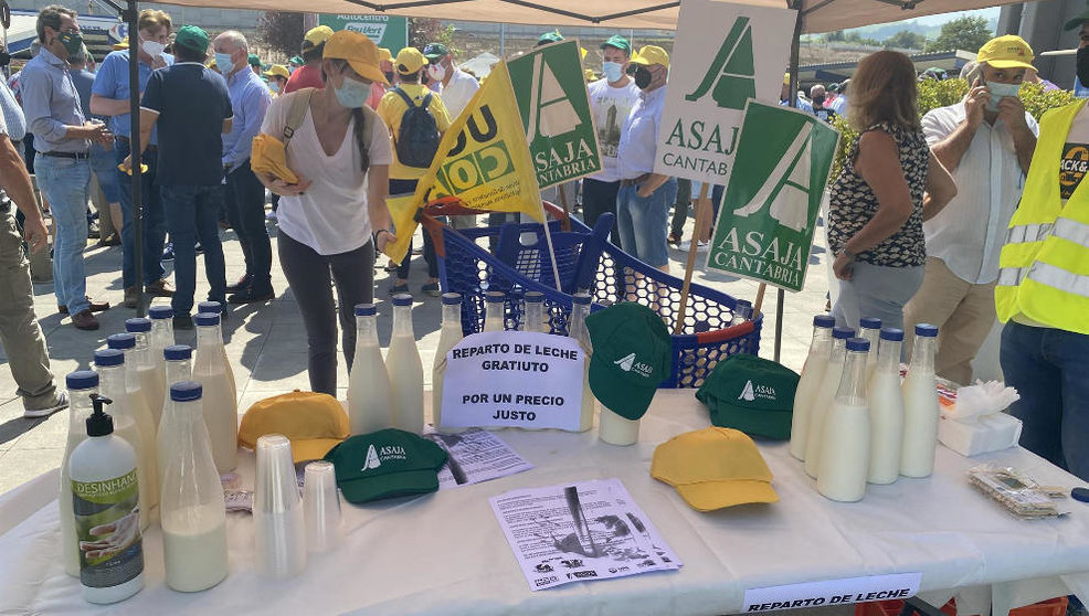 Concentración de los ganaderos contra el precio de la leche en Carrefour