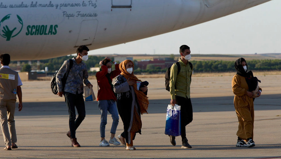 Afganos refugiados a su llegada a la Base Aérea de Torrejón de Ardoz (Madrid)
