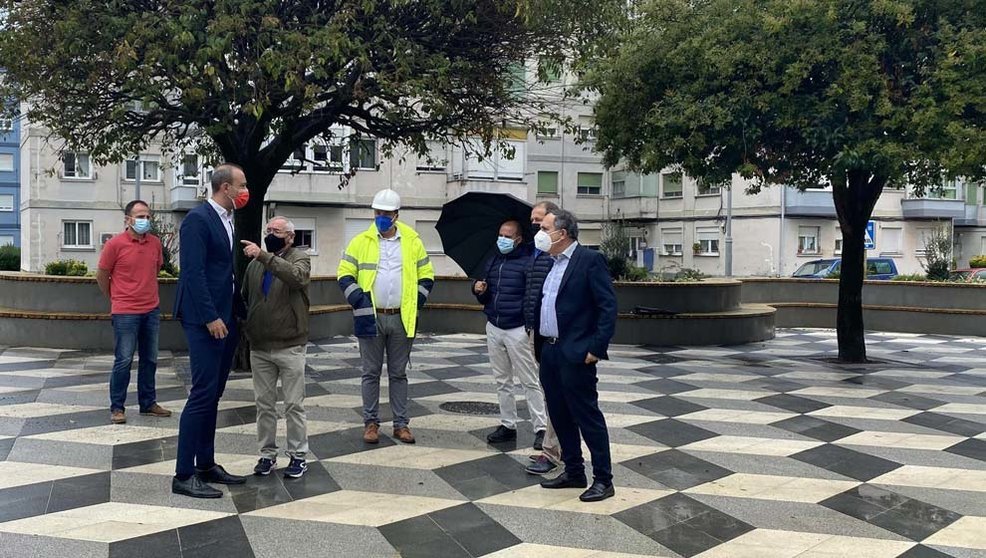El alcalde y el concejal de Obras, Javier López Estrada y José Manuel Cruz Viadero, visitan la reforma de la plaza Covadonga