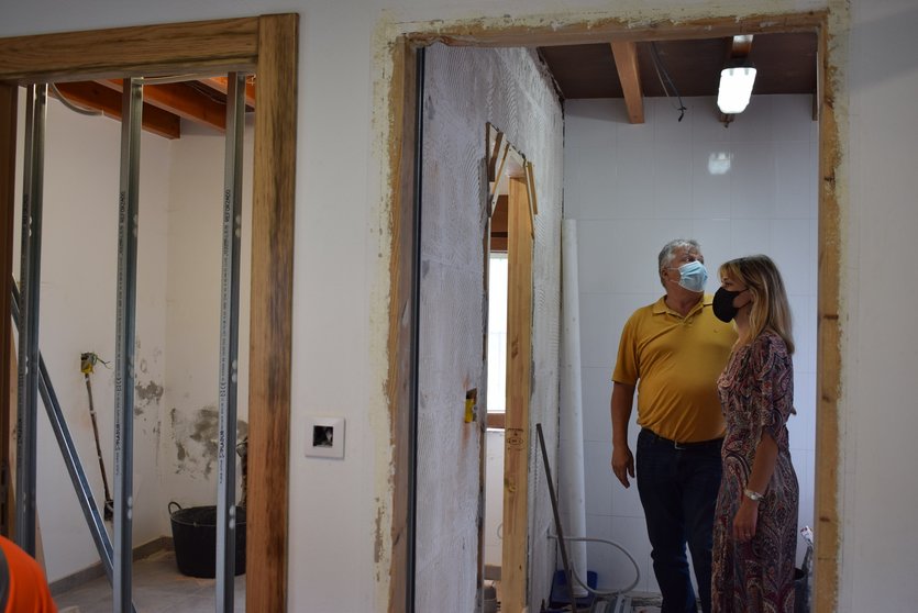 La alcaldesa de Piélagos Verónica Samperio, y el concejal de Obras, Antonio Gómez Mirones, visitan las obras de la casa de la maestra de Carandía