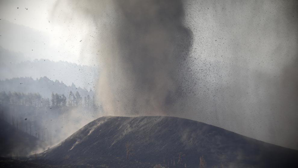 La nube de ceniza y dióxido de azufre que expulsa el volcán de La Palma