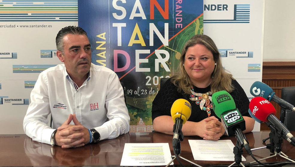 El coordinador de eventos del Ayuntamiento de Santander, Javier Gallego, junto a la concejala de Dinamización Social, Lorena Gutiérrez