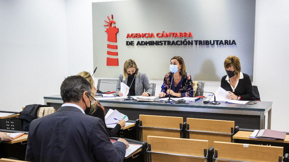 La consejera de Presidencia, Interior, Justicia y Acción Exterior, Paula Fernández, preside la reunión de la Mesa General de Negociación