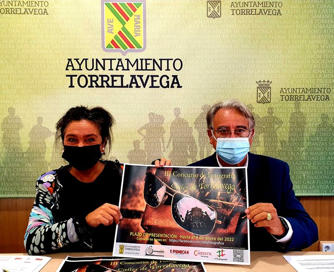 Esther Vélez y José Ángel Fernández presentan el concuso de fotografía 'Calles de Torrelavega'