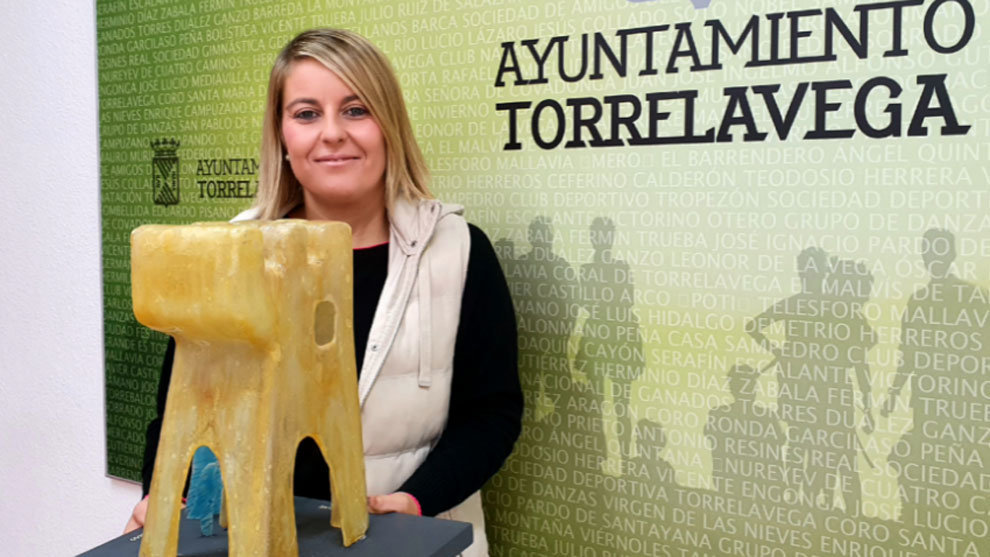 La concejala de Turismo, Cristina García Viñas, con la maqueta de la escultura de la Torre de la Vega