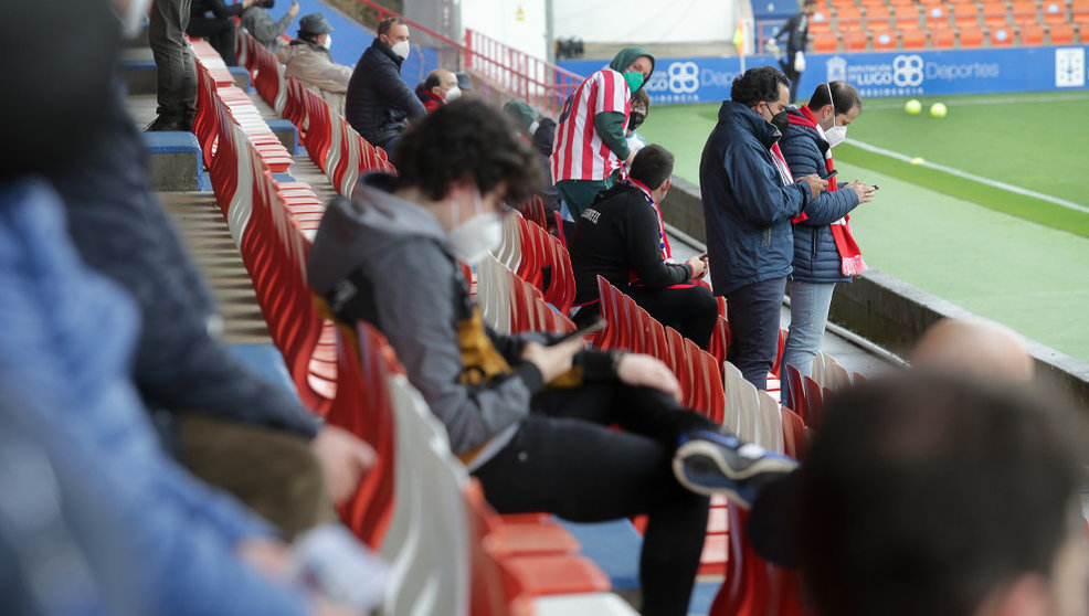 Aficionados en las gradas del estadio Ángel Carro antes del inicio de un partido de Segunda División entre el Club Deportivo Lugo y el Mirandés