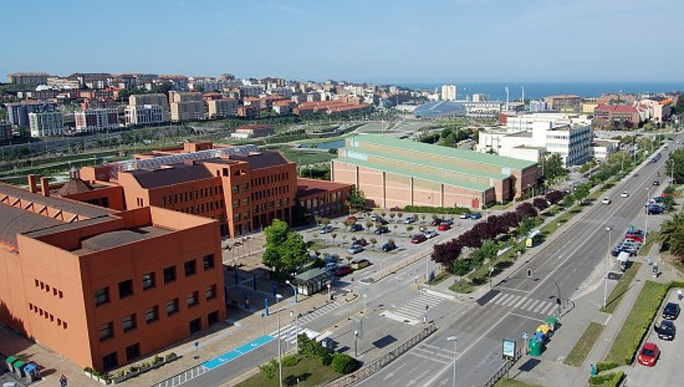 La Facultad de Filosofía y Letras de la Universidad de Cantabria, en primer término