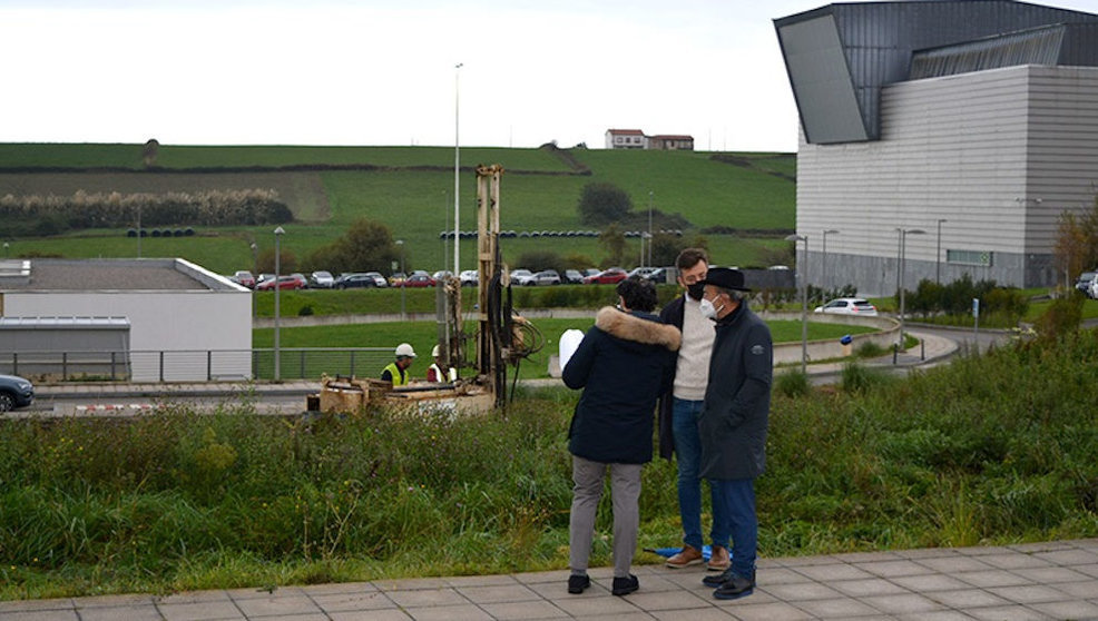 El consejero de Industria, López Marcano, con sombrero, durante la visita a los terrenos donde estará ubicado el centro para el desarrollo experimental de proyectos tecnológicos y prototipos