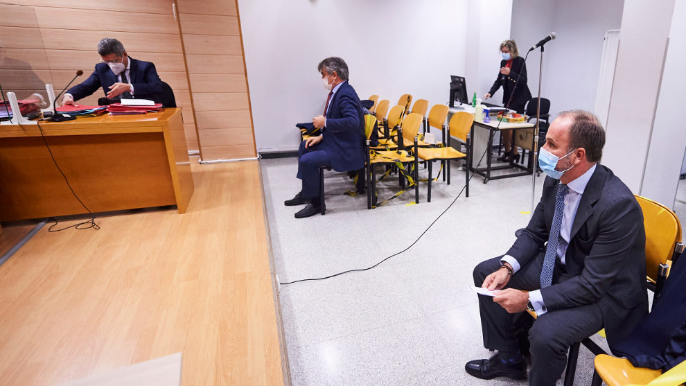 Los dueños de la empresa de construcción ecológica Ecomasa World Investment (EWI), Jesús Lavín (i), y Andrés de León (d) sentados para declarar en el Juzgado de lo Penal 1 de Santander