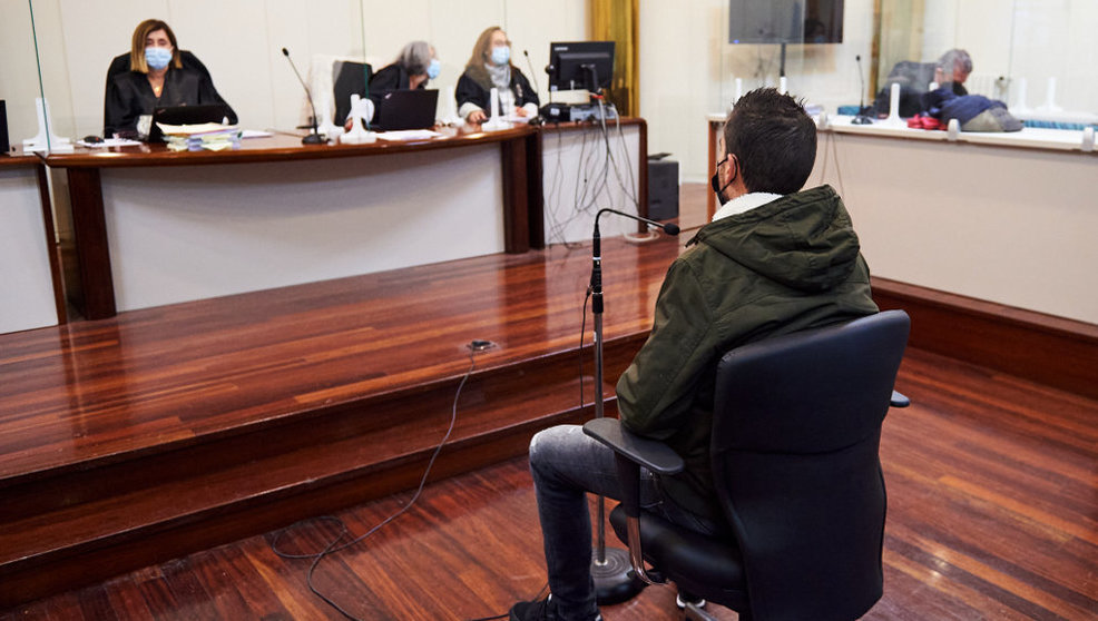 El conductor acusado por el accidente mortal de la rotonda de Corbán (Santander), durante un juicio contra él en la Audiencia Provincial de Santander