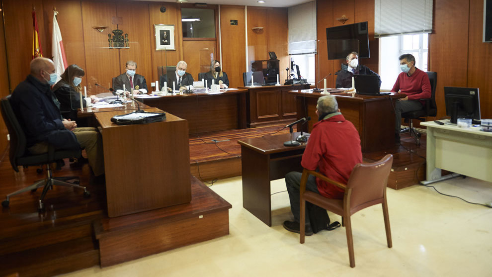 El acusado de abusar de un menor con discapacidad en la estación de Santander, sentado en el banquillo de los acusados para declarar en un juicio, en la Sección Tercera de la Audiencia Provincial
