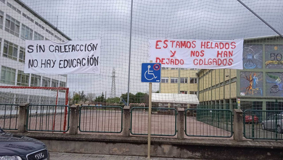 Pancartas de protesta en el IES Besaya de Torrelavega