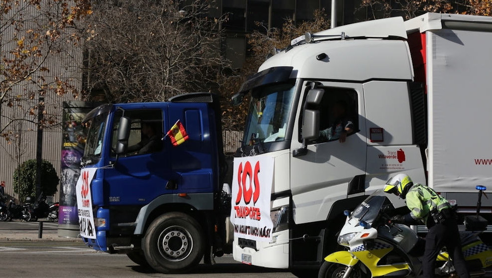 Dos camiones en las inmediaciones de Plaza de Castilla, durante una marcha lenta por las principales vías de Madrid para protestar por los problemas que sufre el sector, a 14 de diciembre de 2021, en Madrid (España)