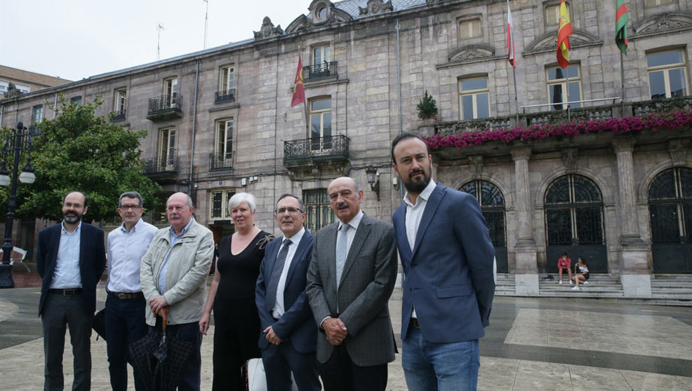 Representantes municipales y autonómicos tras el acuerdo alcanzado en 2018 por Ayuntamiento y Gobierno para rehabilitar el Palacio Municipal