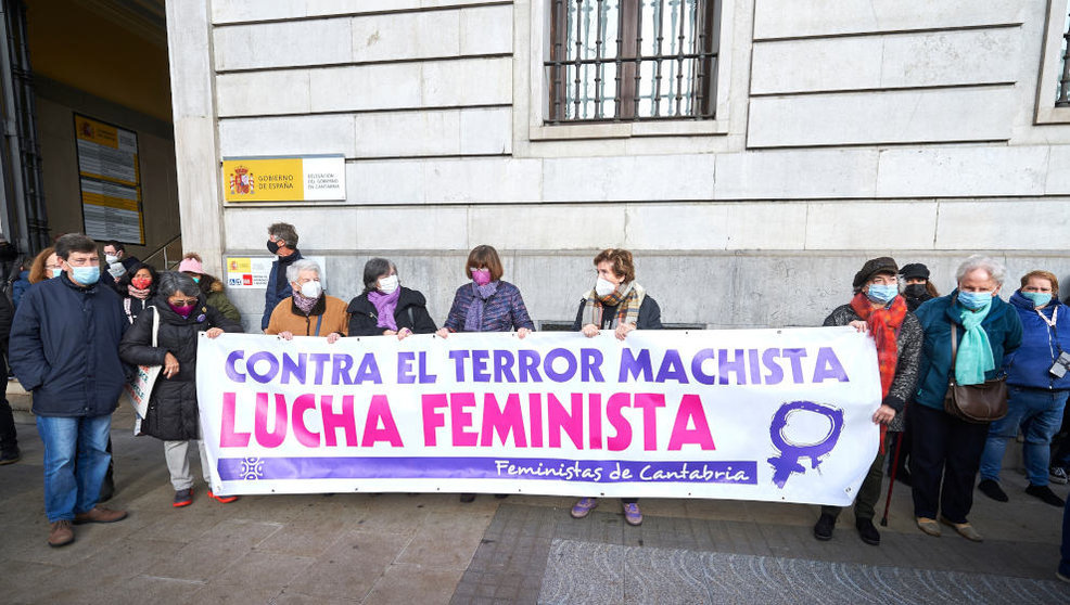 Varias personas sostienen la pancarta 'Contra el terror machista, lucha feminista' en una concentración en Santander en repulsa del asesinato machista de una mujer de 40 años y su hija de once meses en Liaño de Villaescusa