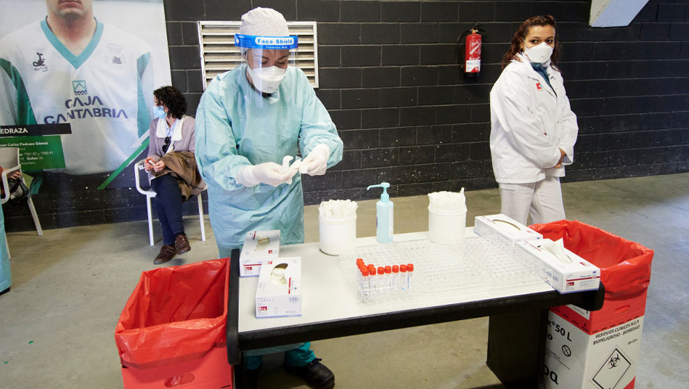 Trabajadores sanitarios se preparan para realizar tests de antígenos en los Campos de Sport del Sardinero, en Santander