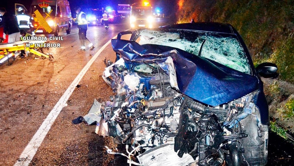Estado de uno de los coches implicados en el accidente de Santa María de Cayón