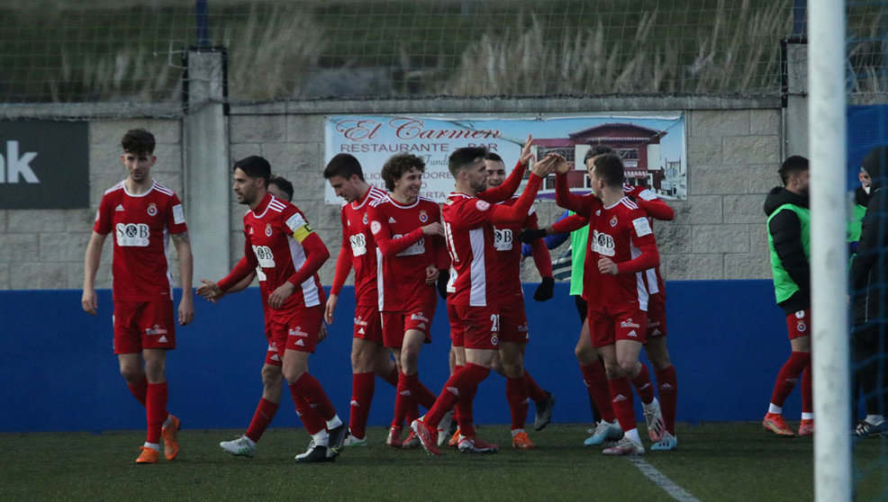 Los futbolistas de la Gimnástica de Torrelavega celebran un gol frente al Albericia