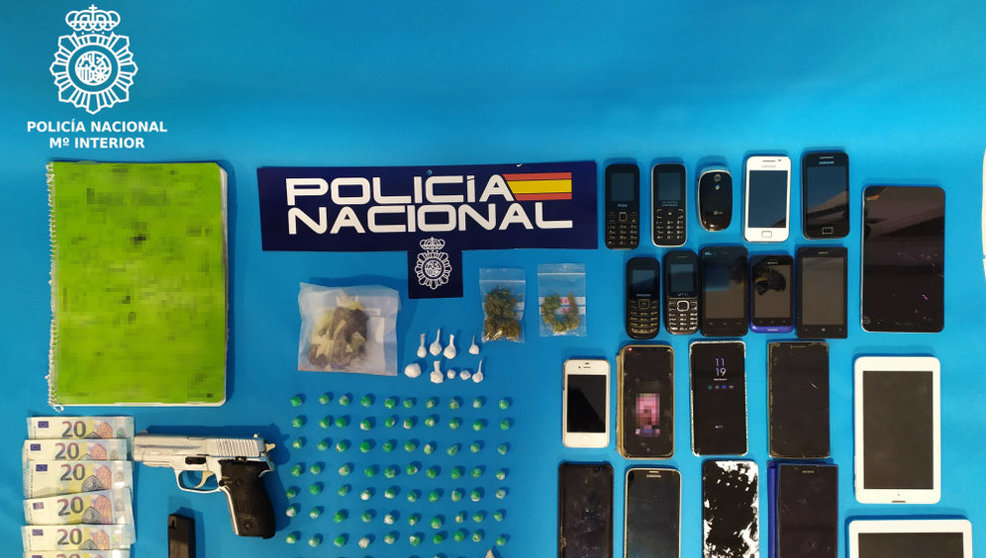 Objetos intervenidos a los tres detenidos por venta de cocaína y heroína