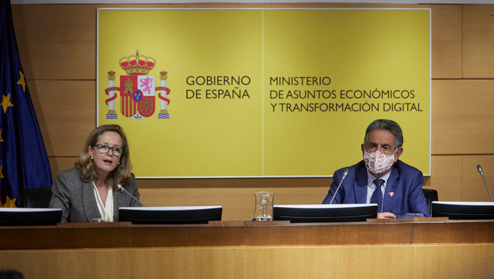 La vicepresidenta primera y ministra de Asuntos Económicos y Transformación Digital, Nadia Calviño, y el presidente del Gobierno de Cantabria, Miguel Ángel Revilla