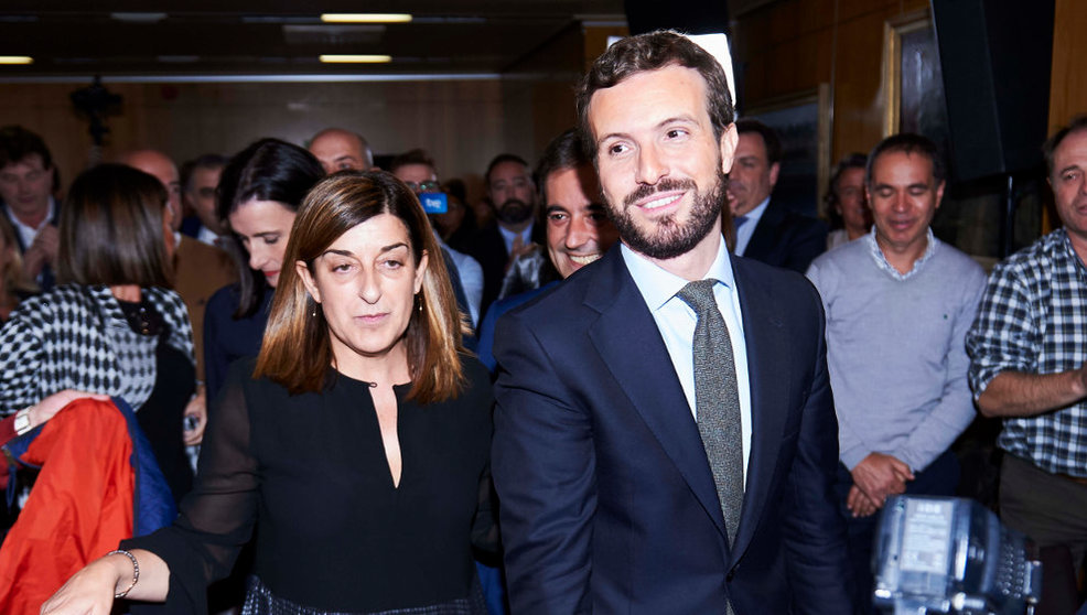 El presidente del PP, Pablo Casado, y la presidenta del PP de Cantabria, María José Sáenz de Buruaga, a su llegada a un acto del PP en Santander
