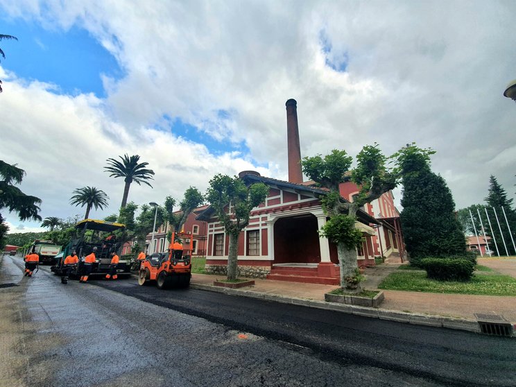 Trabajos de asfaltado en la zona de La Lechera