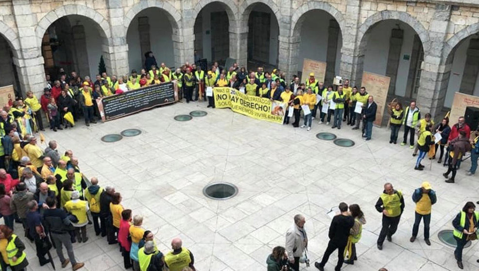 Afectados por derribos en una de sus concentraciones en el Parlamento de Cantabria