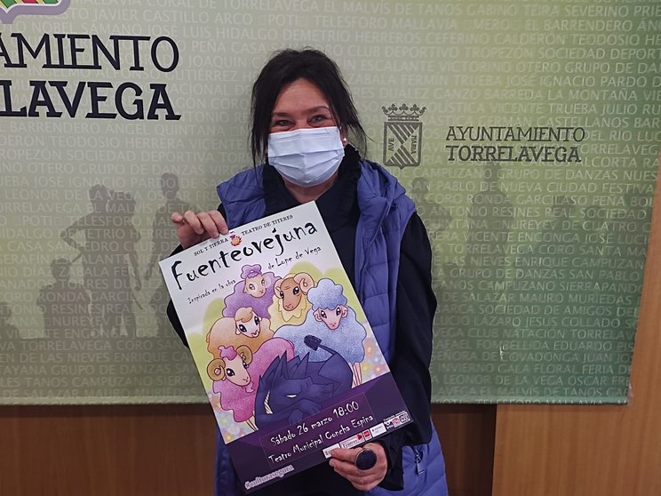 La concejala de Educación y Cultura, Esther Vélez, con el cartel de la obra de títeres Fuenteovejuna