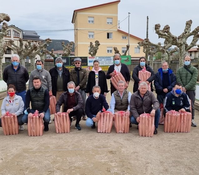 El Ayuntamiento de Piélagos entrega juegos de bolo palma a las peñas y la Escuela Municipal