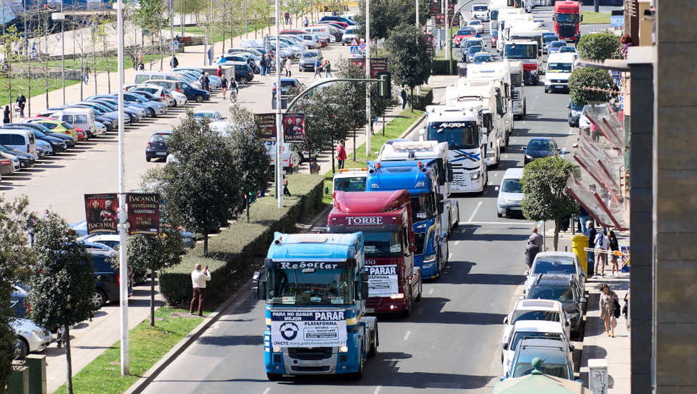 Varios camiones participan en una marcha convocada desde el polígono de Raos hasta el Centro Botín, durante el undécimo día de paro nacional de transportistas