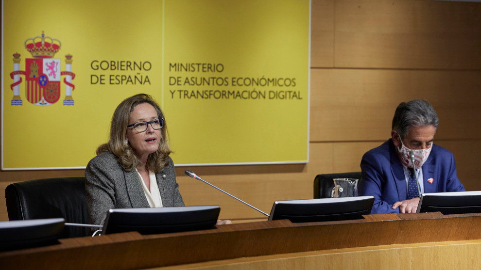 La vicepresidenta primera y ministra de Asuntos Económicos y Transformación Digital, Nadia Calviño, y el presidente del Gobierno de Cantabria, Miguel Ángel Revilla