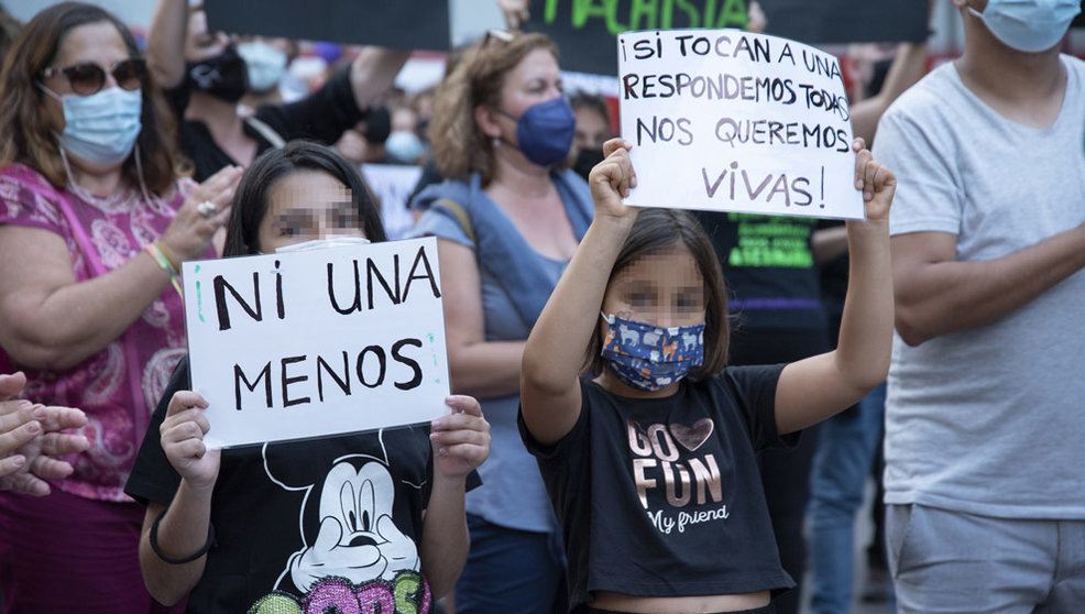  Dos niñas, participan en una concentración feminista en la Plaza de la Candelaria