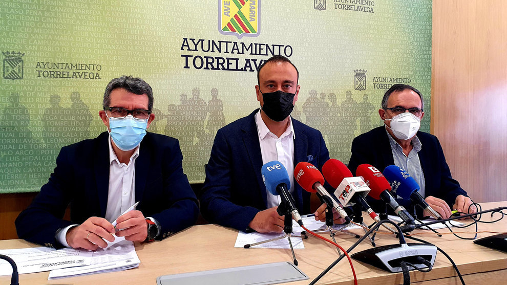 Pérez Noriega, López Estrada y Cruz Viadero, en la rueda de prensa de presentación de los presupuestos de Torrelavega