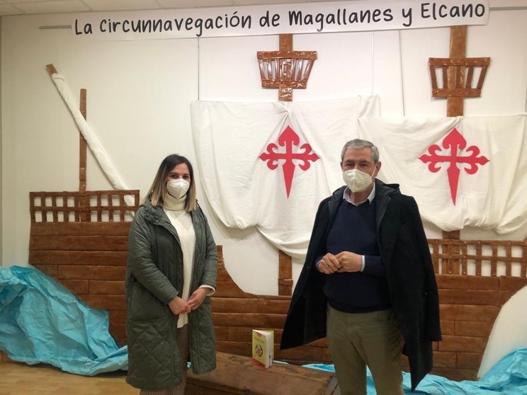 El alcalde de Suances, Andrés Ruiz Moya, y la concejala de Concejala Arancha Prieto, inauguran una exposición con motivo del Mes del Libro