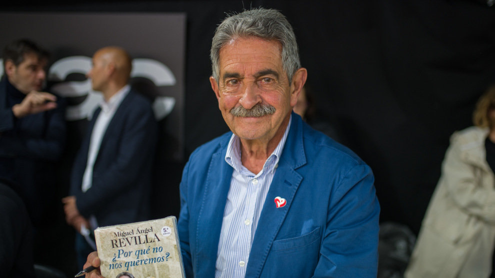El presidente de Cantabria, Miguel Ángel Revilla, durante la firma de libros por Sant Jordi en Barcelona