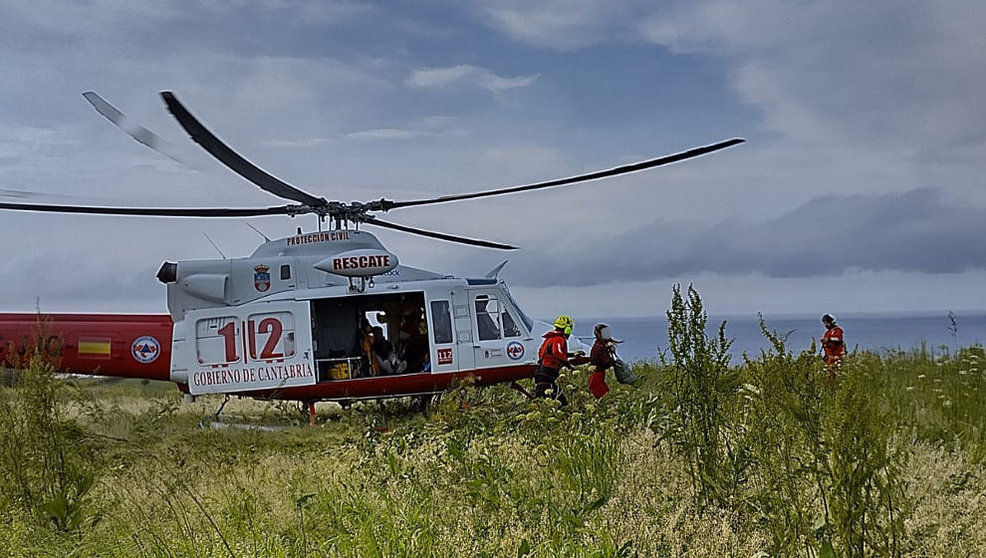 Rescate en helicóptero de los dos jóvenes en la playa de Covachos | Foto- 112 Cantabria