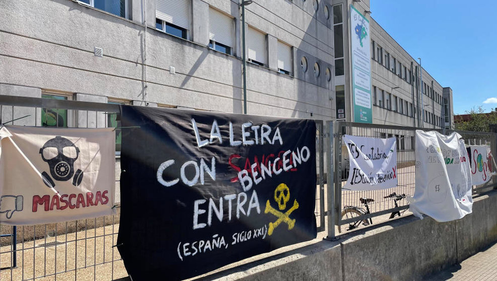 Pancartas de protesta en el IES Cantabria ante la construcción de la gasolinera junto al centro | Foto- edc